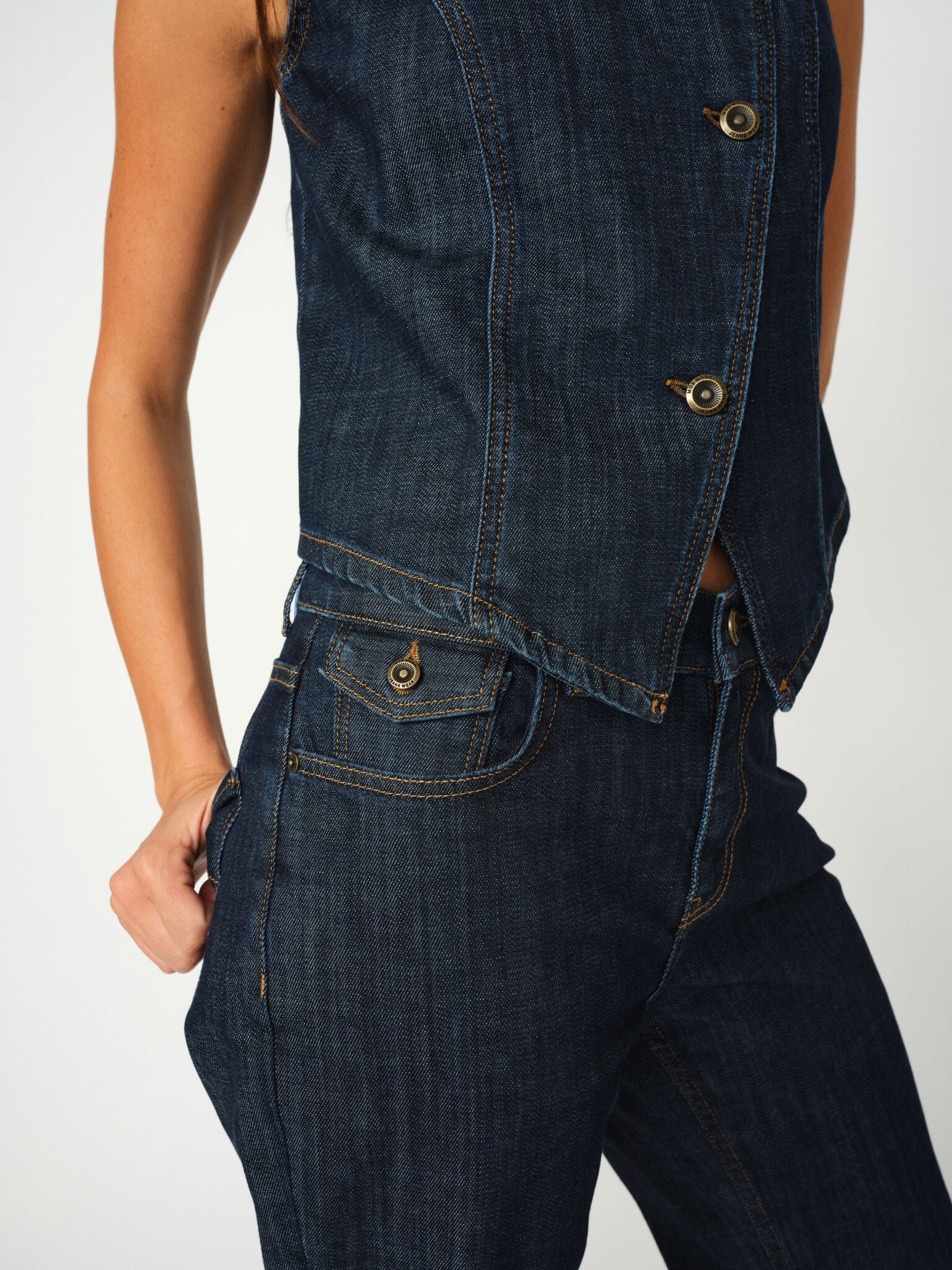 Modelshot / Dark Blue / Detail